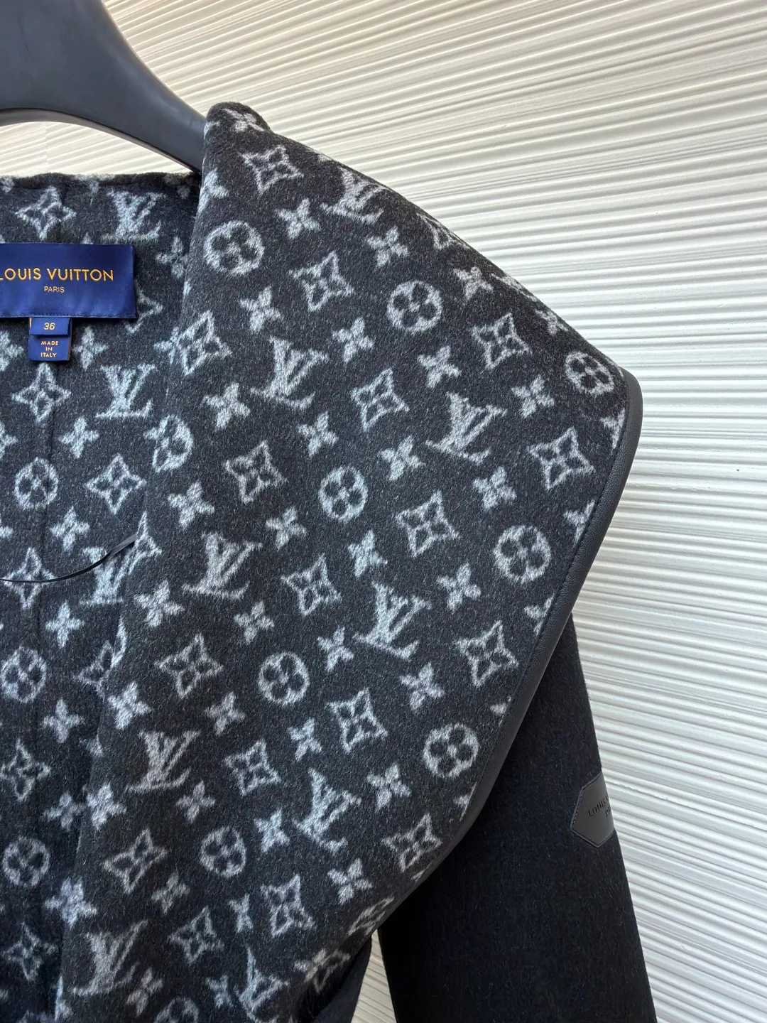 LOUIS VUITTON Wool lace-up hooded coat (short style) ●Original version: purchased and developed by 36659 ●Item number: 1682298-I45 ●Fabric: wool fabric ●Technology: jacquard production ●Color: black ●Type: loose version ●Weight: about 1280 grams ●Size: 34-36-38-40 ●Description: This presbyopic wool coat is made of double-sided blended wool fabric imported from Italy. The main part is made of high-density matte black wool, which has been pre-shrunk and steam-set to ensure that the fabric is stiff and not easily deformed. The large lapel and belt areas use jacquard weaving technology to present the classic presbyopic pattern as a three-dimensional texture. The pattern is digitally positioned and plated to ensure that the texture is symmetrical and clear. The body of the garment is unlined and double-sided sewn to reduce the weight of the garment while improving skin-friendliness. The cuffs and hem are hand-stitched to reveal exquisite details. The waist is customized with a wide belt of the same fabric, with an adjustable buckle design with invisible stitching, allowing the silhouette to be freely adjusted; the neckline adopts a double-layer composite structure, combined with the fixation process of hand-made arch stitches, to make the large lapels more three-dimensional. Every splicing follows the precision sewing standard of 1cm/8 stitches, perfectly integrating craftsmanship and design aesthetics. The overall wiring is straight and delicate, the fabric is comfortable and soft, and the color is consistent without color difference. It can be matched with the same style to create a fashionable look and control various occasions. Customized accessories, complete with three standards, same style for men and women!